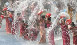 泼水节视频,水花飞溅，民族团结共庆